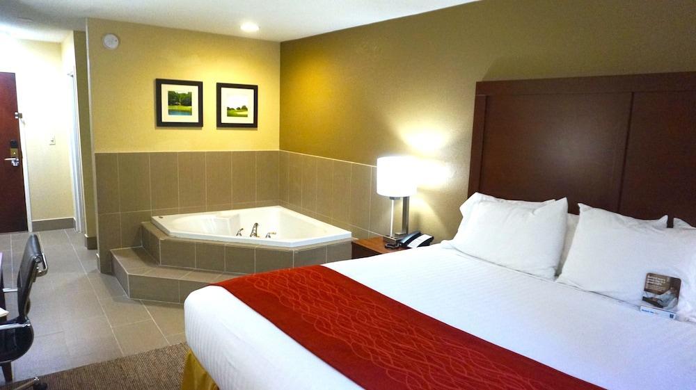 Comfort Inn & Suites Greenwood Near University Екстериор снимка