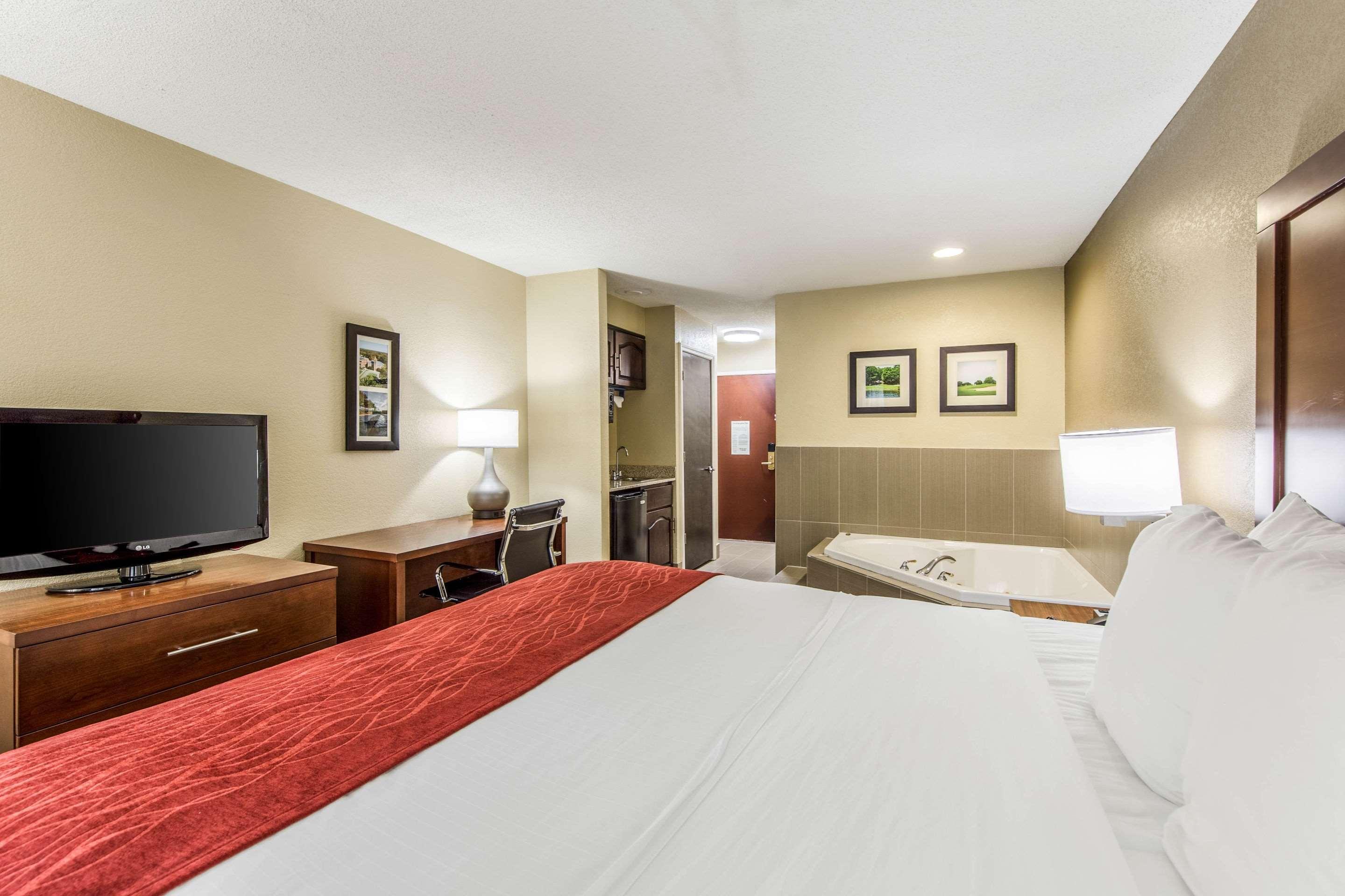Comfort Inn & Suites Greenwood Near University Екстериор снимка