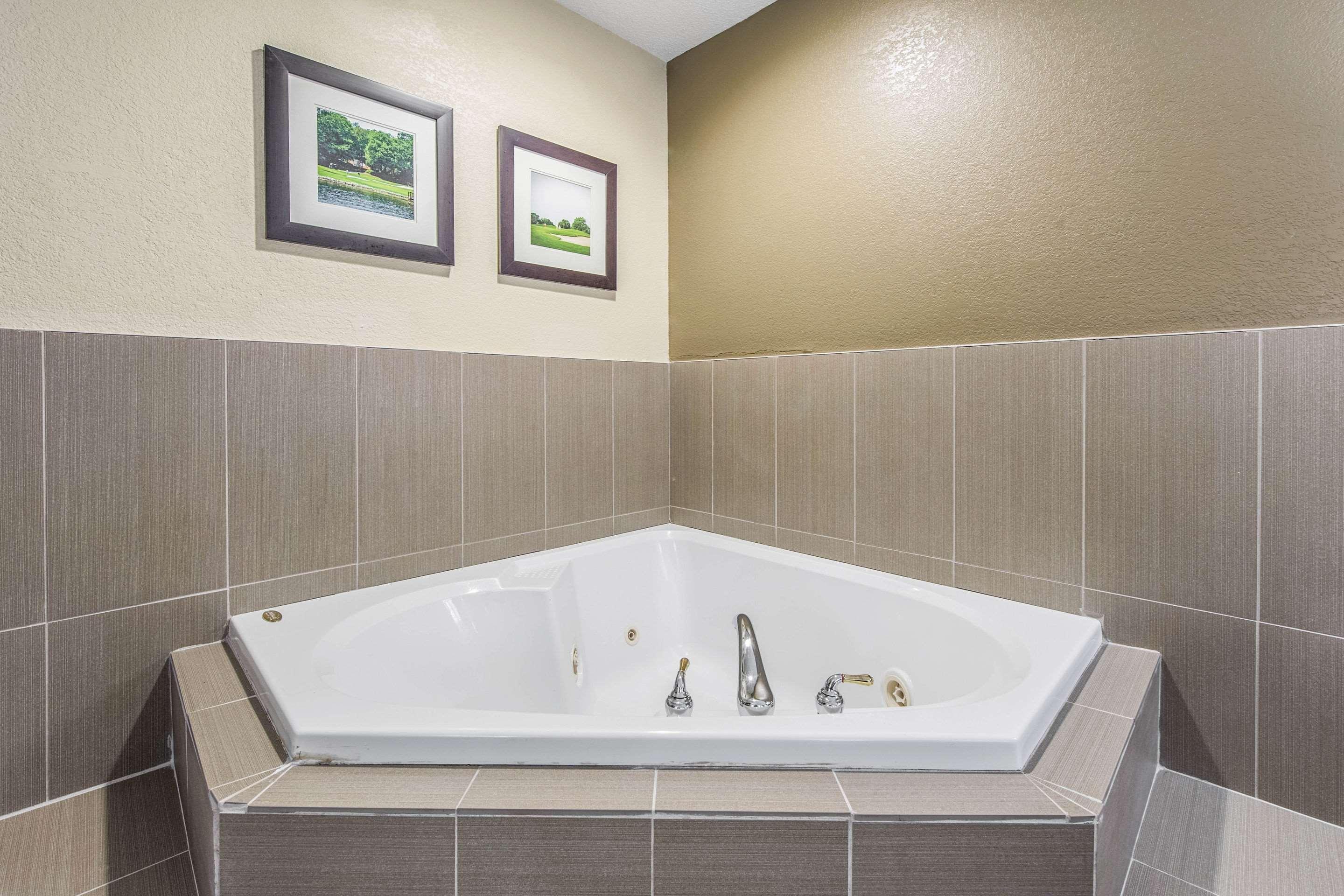 Comfort Inn & Suites Greenwood Near University Екстериор снимка