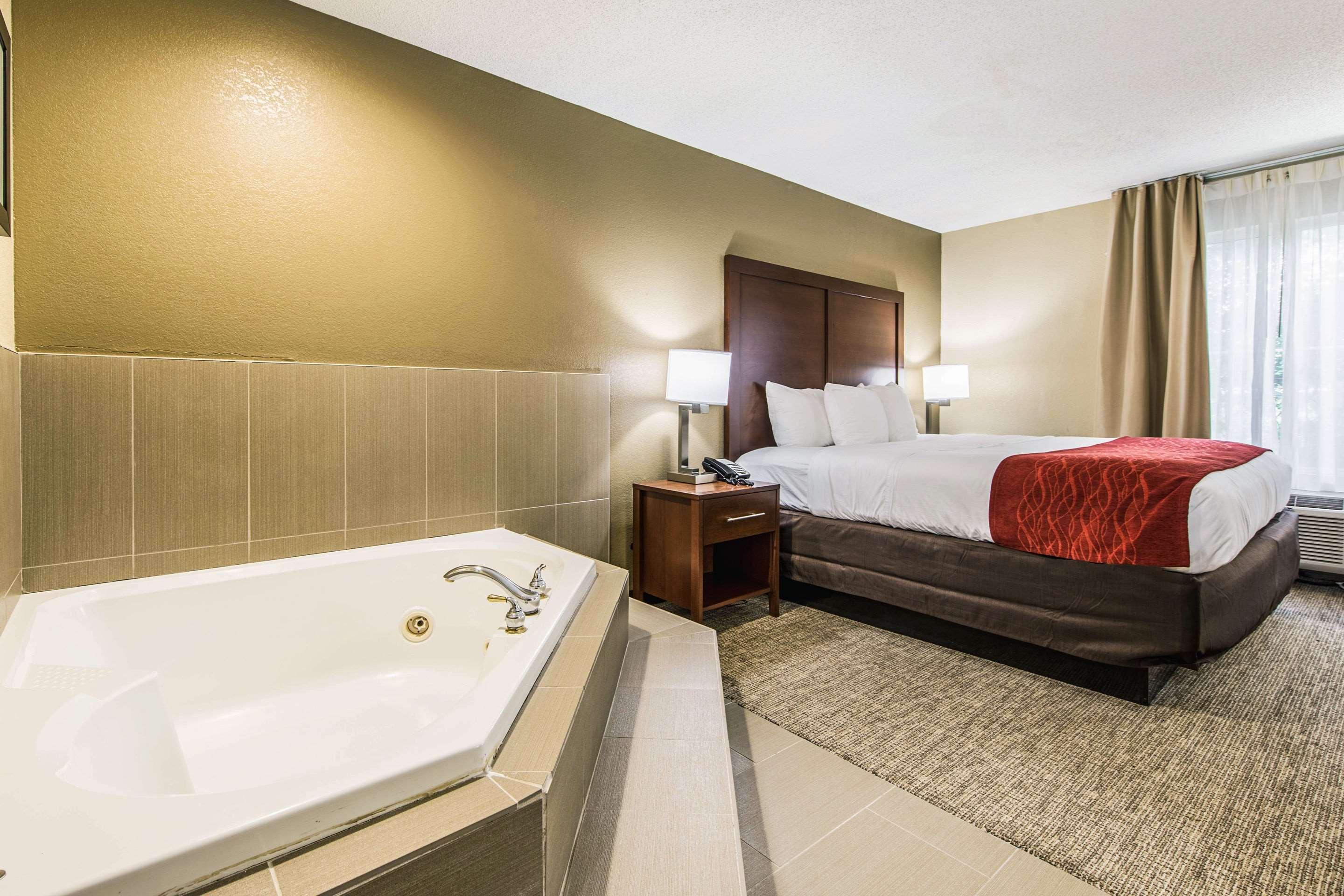 Comfort Inn & Suites Greenwood Near University Екстериор снимка