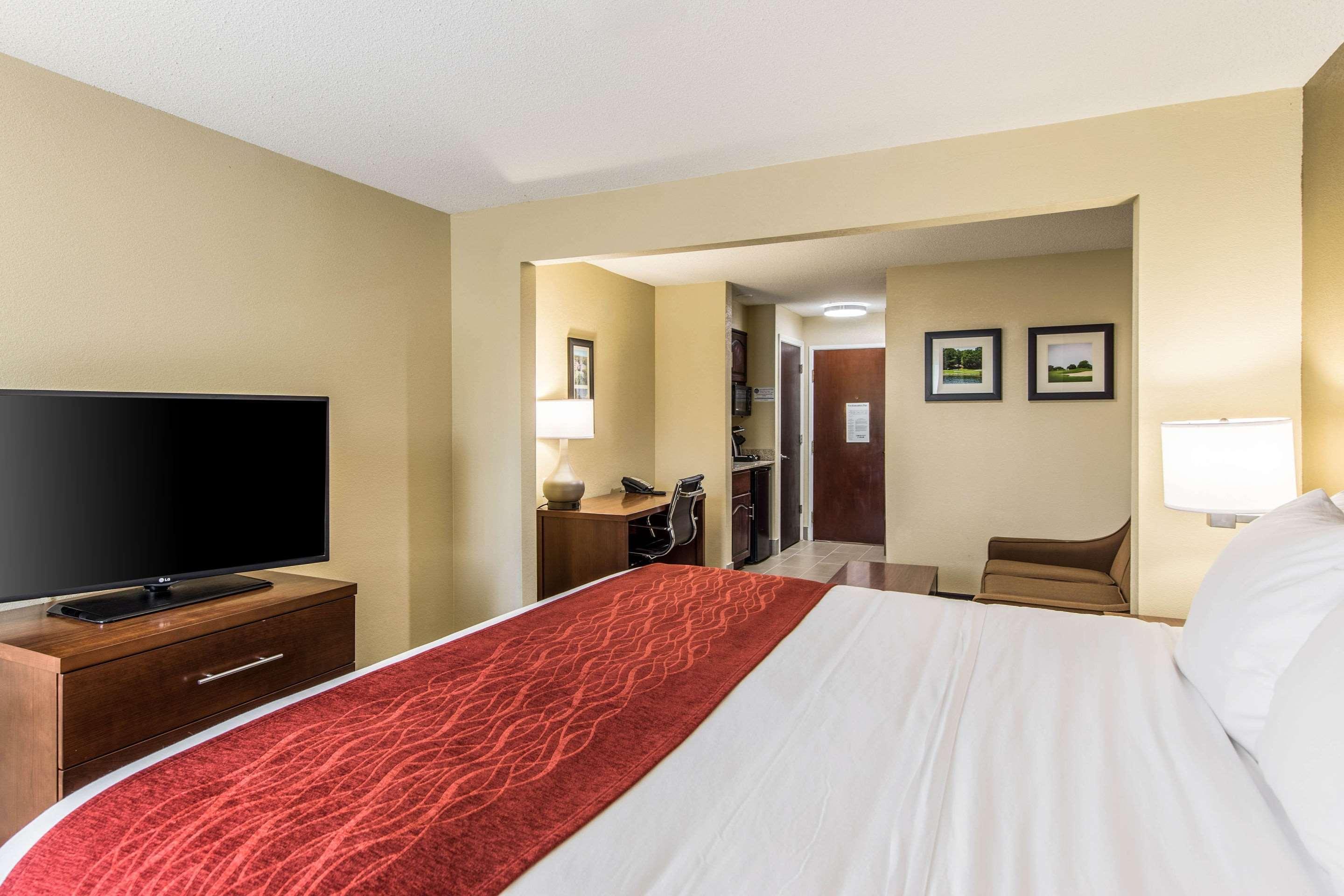 Comfort Inn & Suites Greenwood Near University Екстериор снимка
