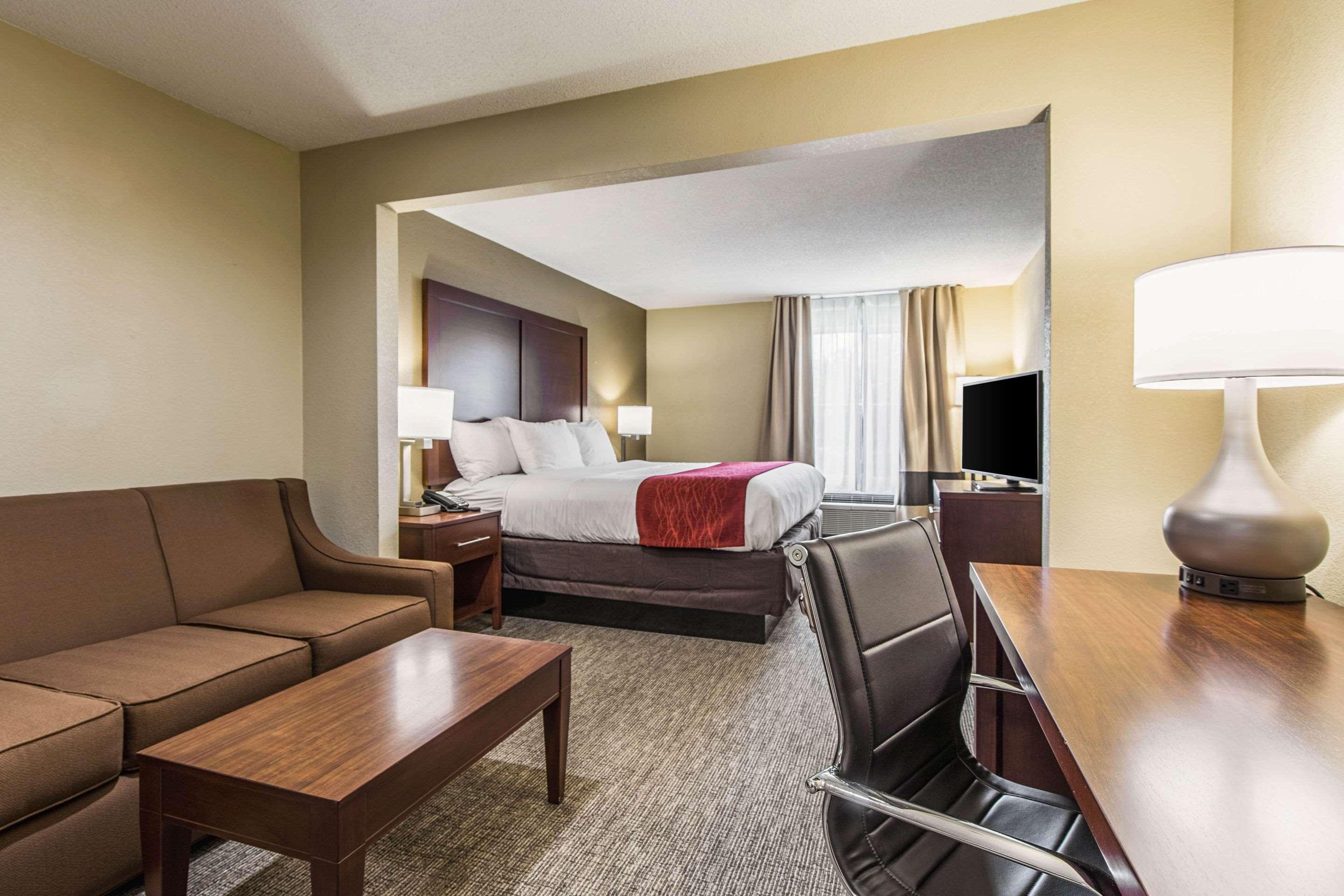 Comfort Inn & Suites Greenwood Near University Екстериор снимка