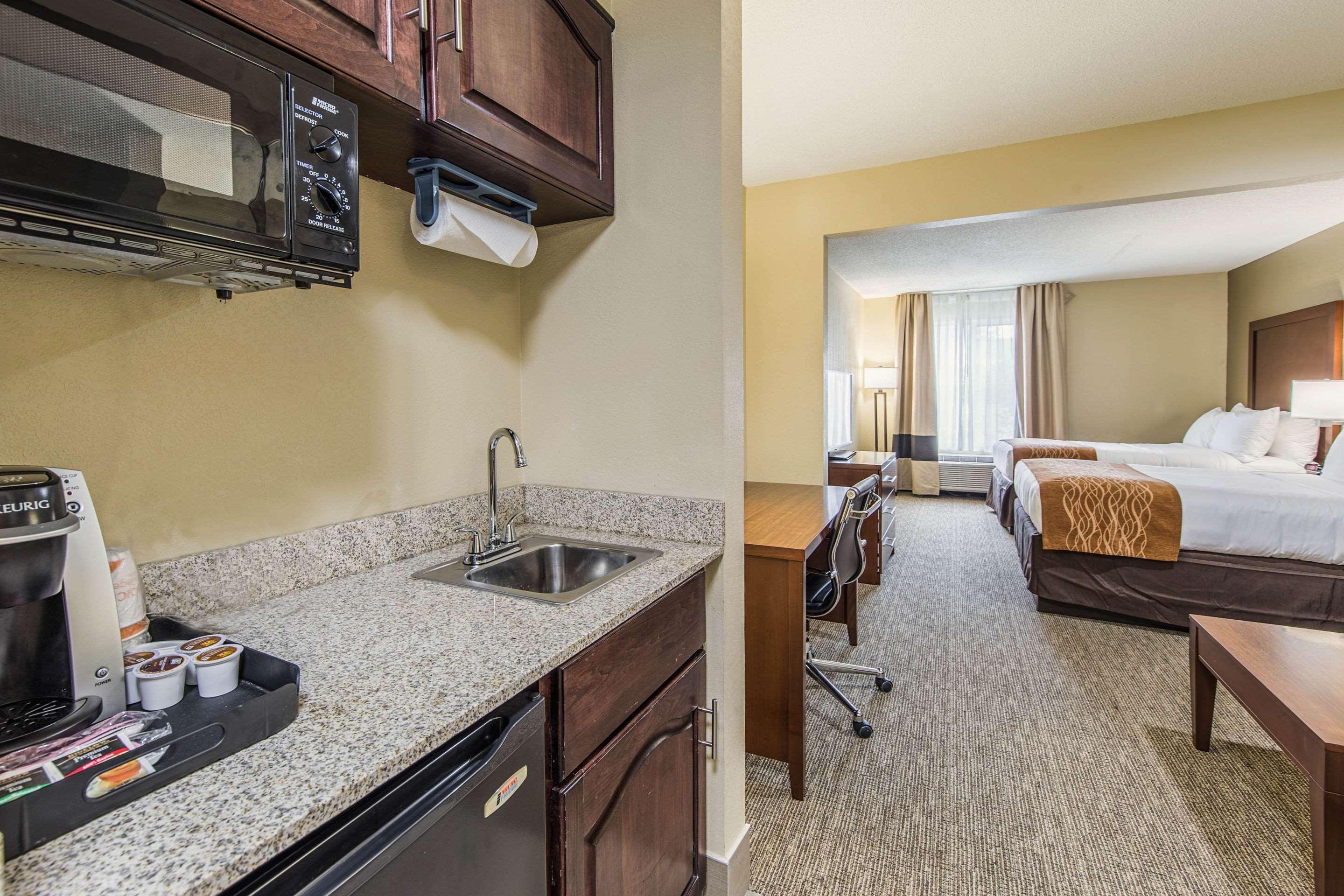 Comfort Inn & Suites Greenwood Near University Екстериор снимка