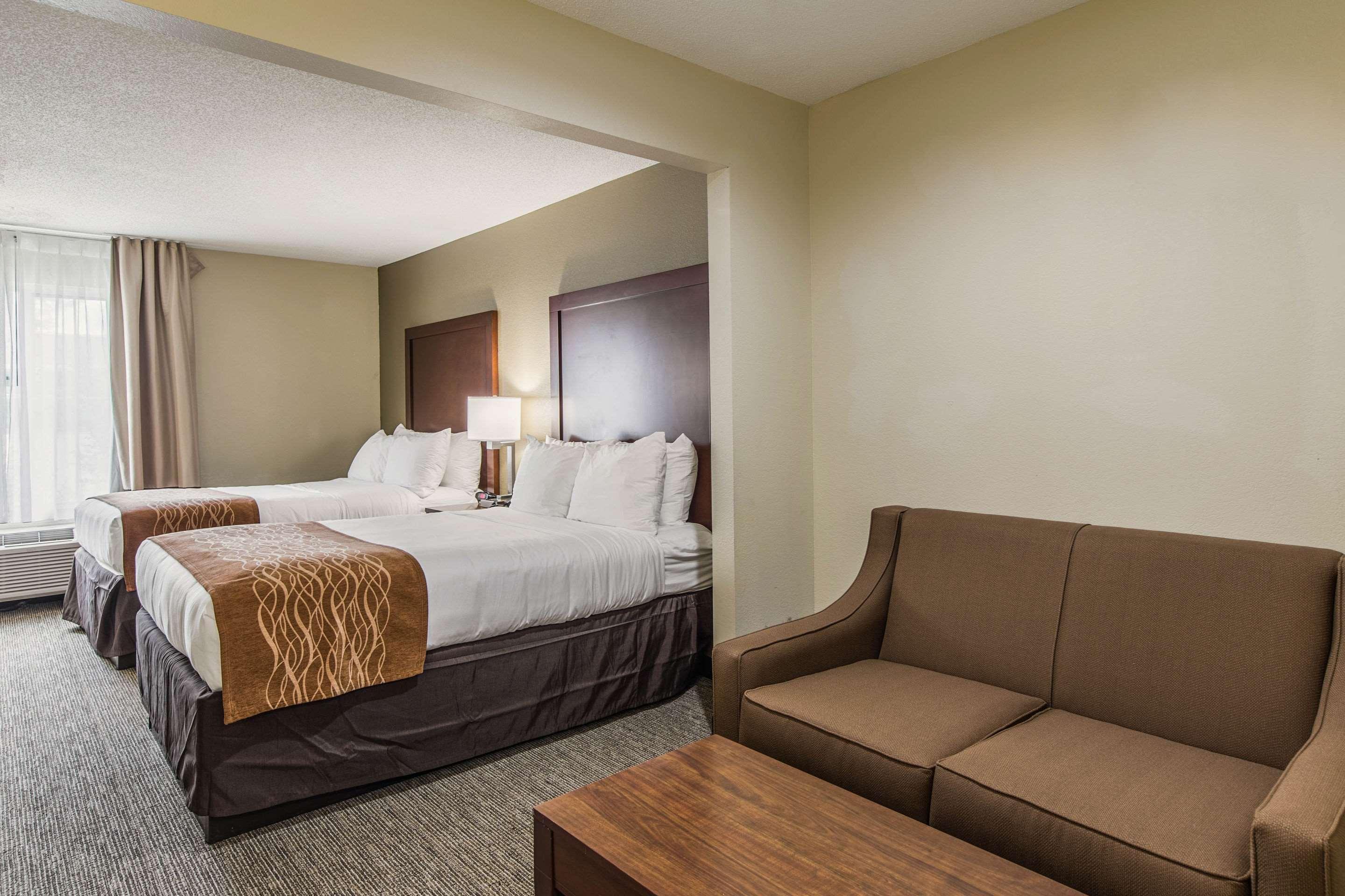 Comfort Inn & Suites Greenwood Near University Екстериор снимка