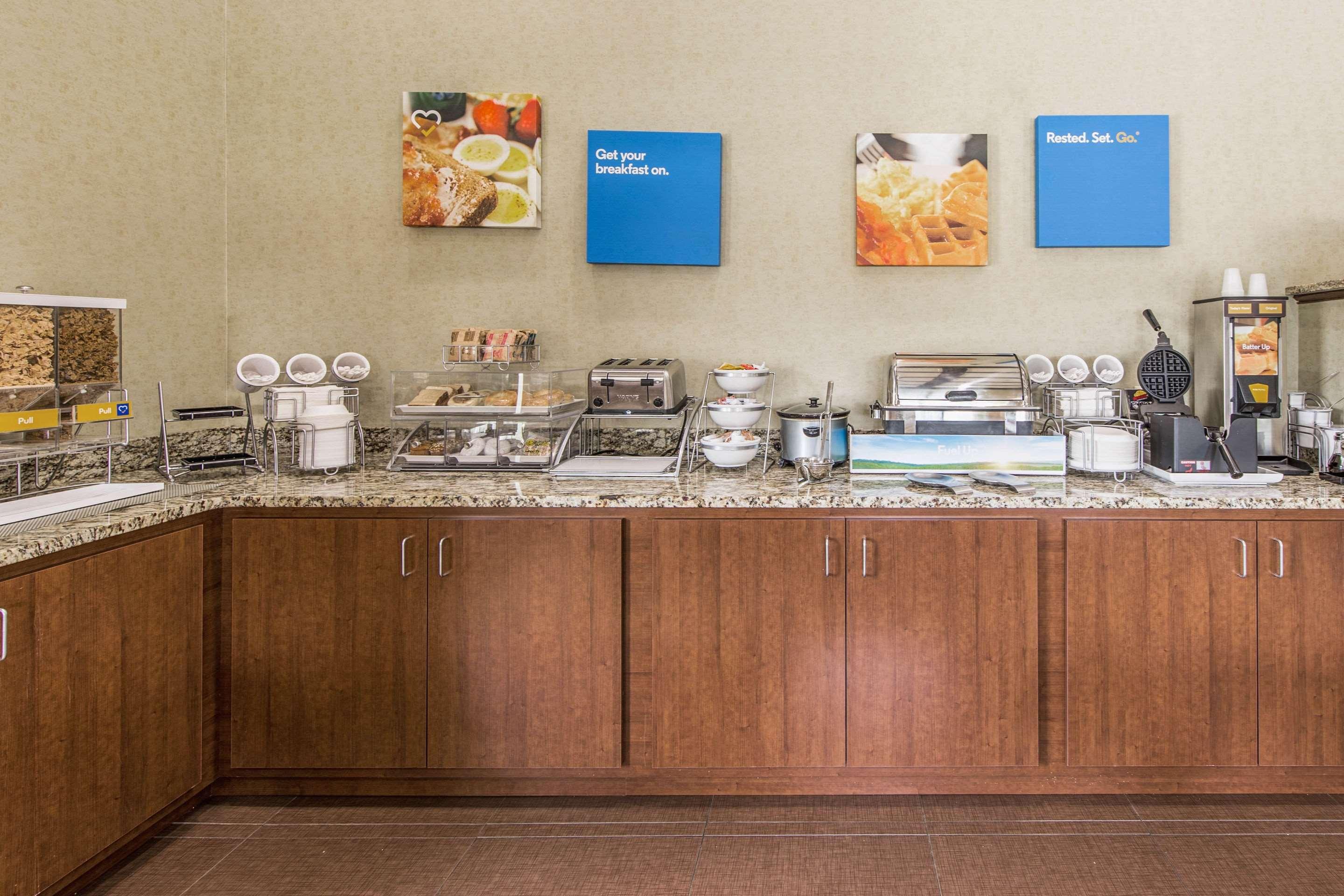 Comfort Inn & Suites Greenwood Near University Екстериор снимка