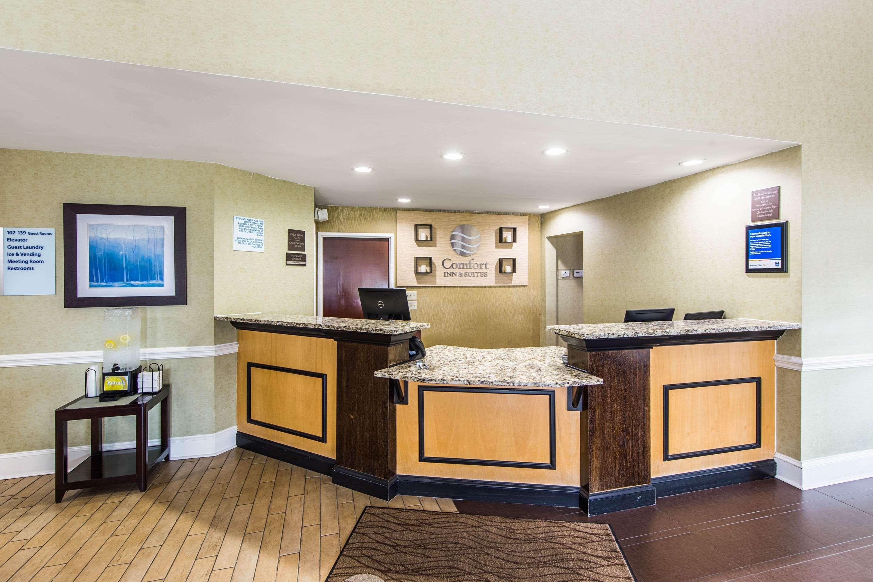 Comfort Inn & Suites Greenwood Near University Екстериор снимка