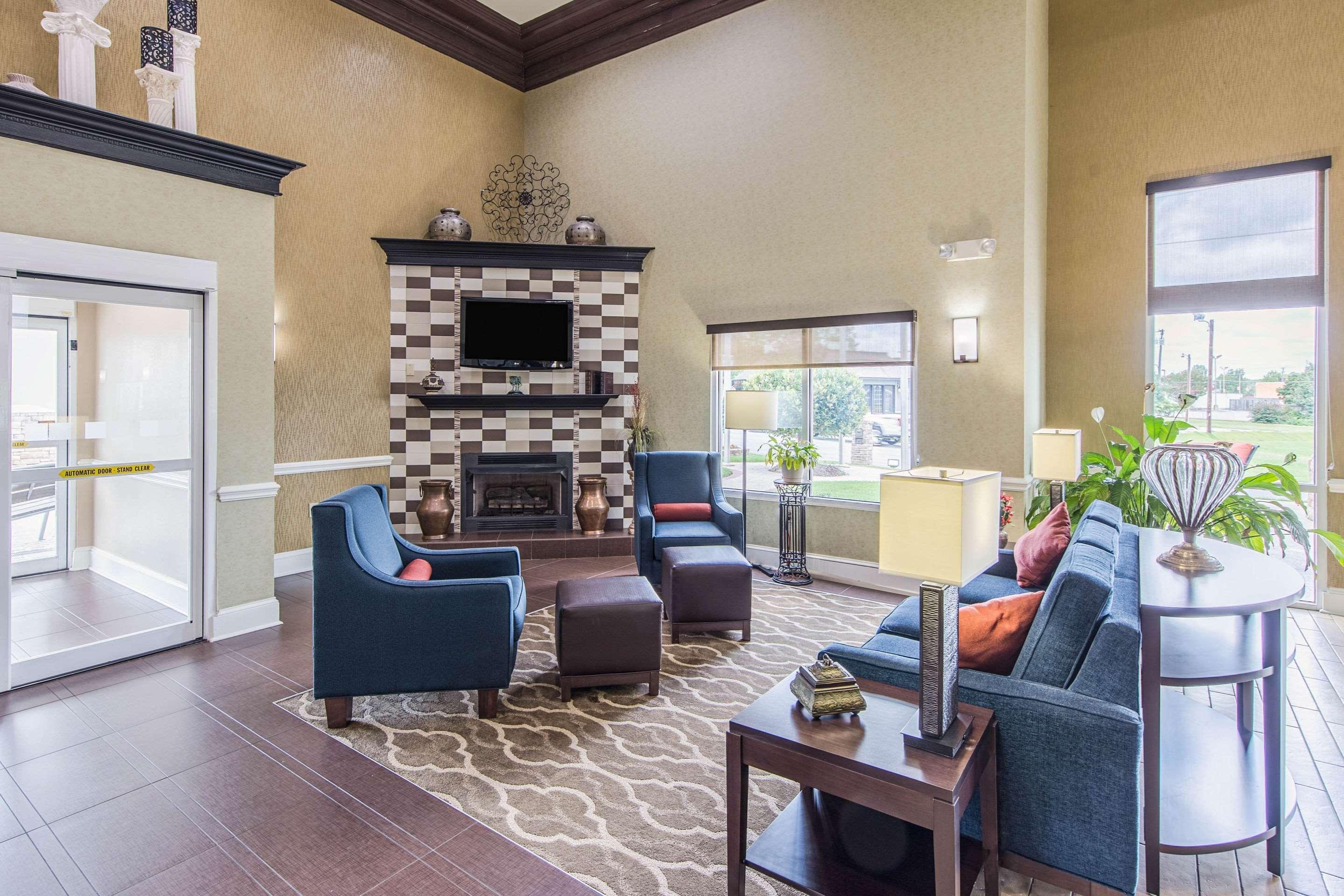 Comfort Inn & Suites Greenwood Near University Екстериор снимка