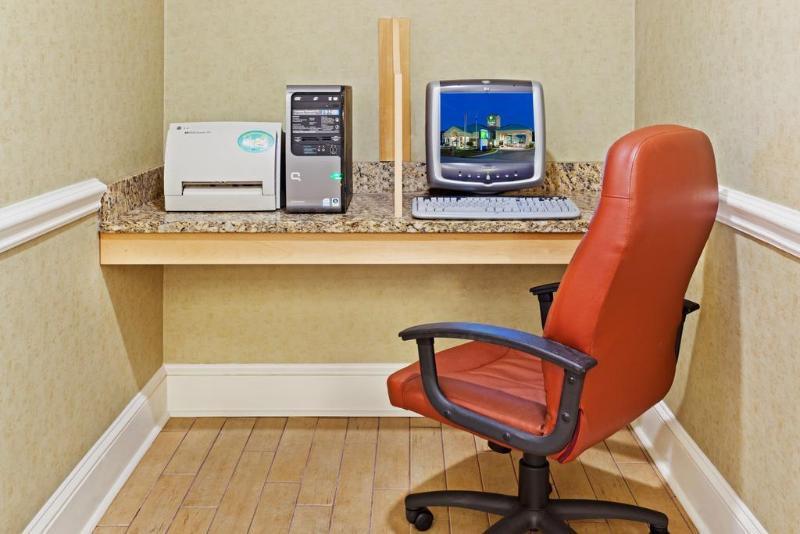 Comfort Inn & Suites Greenwood Near University Екстериор снимка